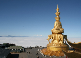 CampusBridge besucht Jinding : Jinding ist einer der wichtigsten buddhistischen Tempel im Gebirge Emei Shan auf dem Gebiet von Emeishan in der südwestchinesischen Provinz Sichuan. 3050m